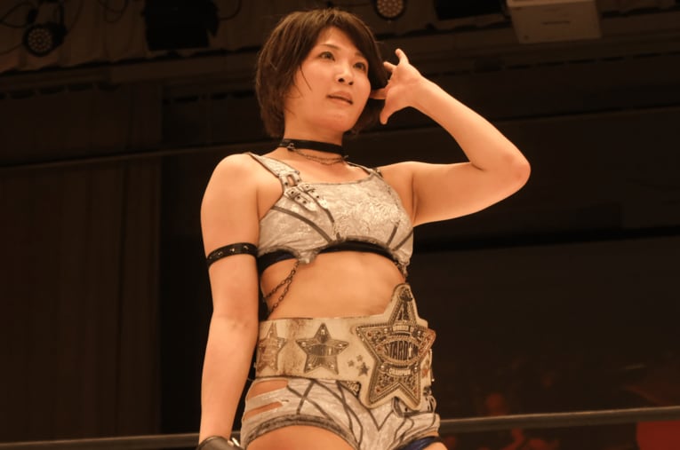 岩田美香との2冠戦に勝利し王座に返り咲いた安納サオリ ／ photograph by Norihiro Hashimoto