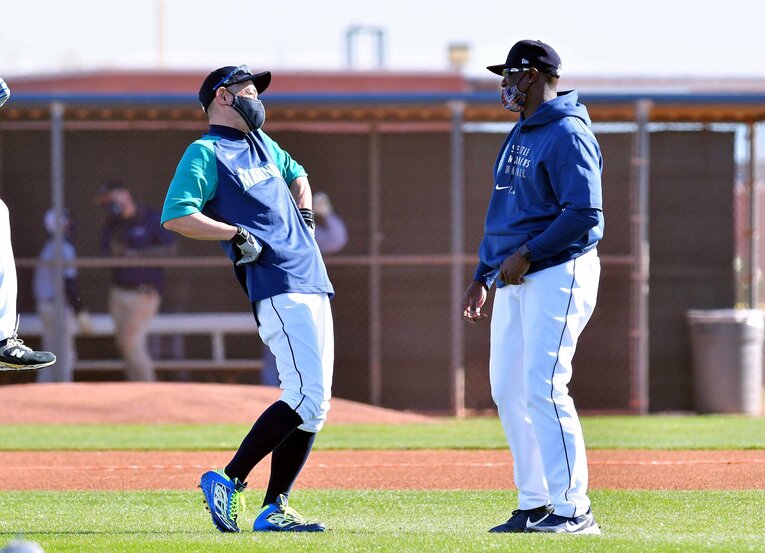 選手と楽し気に談笑する姿も（2月撮影）　©JIJI PRESS