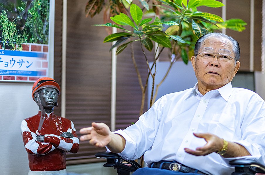 「来年はドバイと凱旋門賞に行く」オジュウチョウサンと名物オーナー。<Number Web> photograph by Takuya Sugiyama