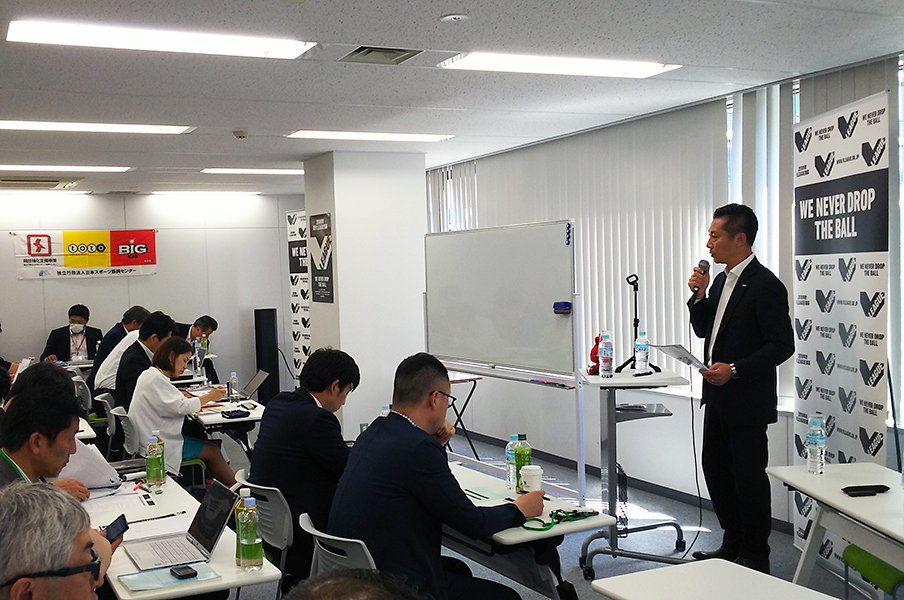 Bリーグで得た経験をバレー界にも。プロと実業団の「ハイブリッド」策。<Number Web> photograph by Sports Graphic Number