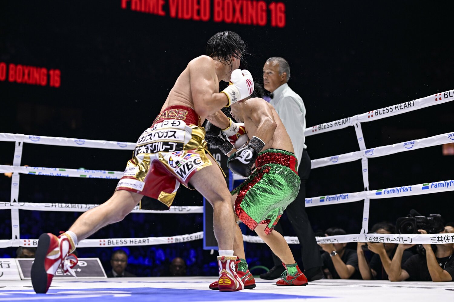 7ラウンド、那須川天心がワンツーでダウンを奪った瞬間 ©Hiroaki Finito Yamaguchi