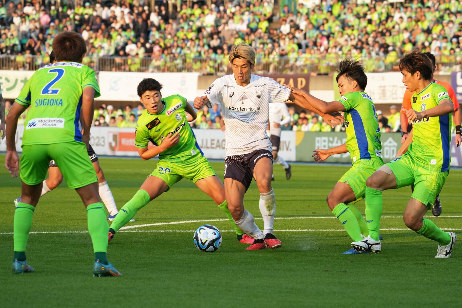 第31節のヴィッセル神戸戦。J1得点王の大迫勇也を包囲する湘南のDF陣　©Etsuo Hara/Getty Images