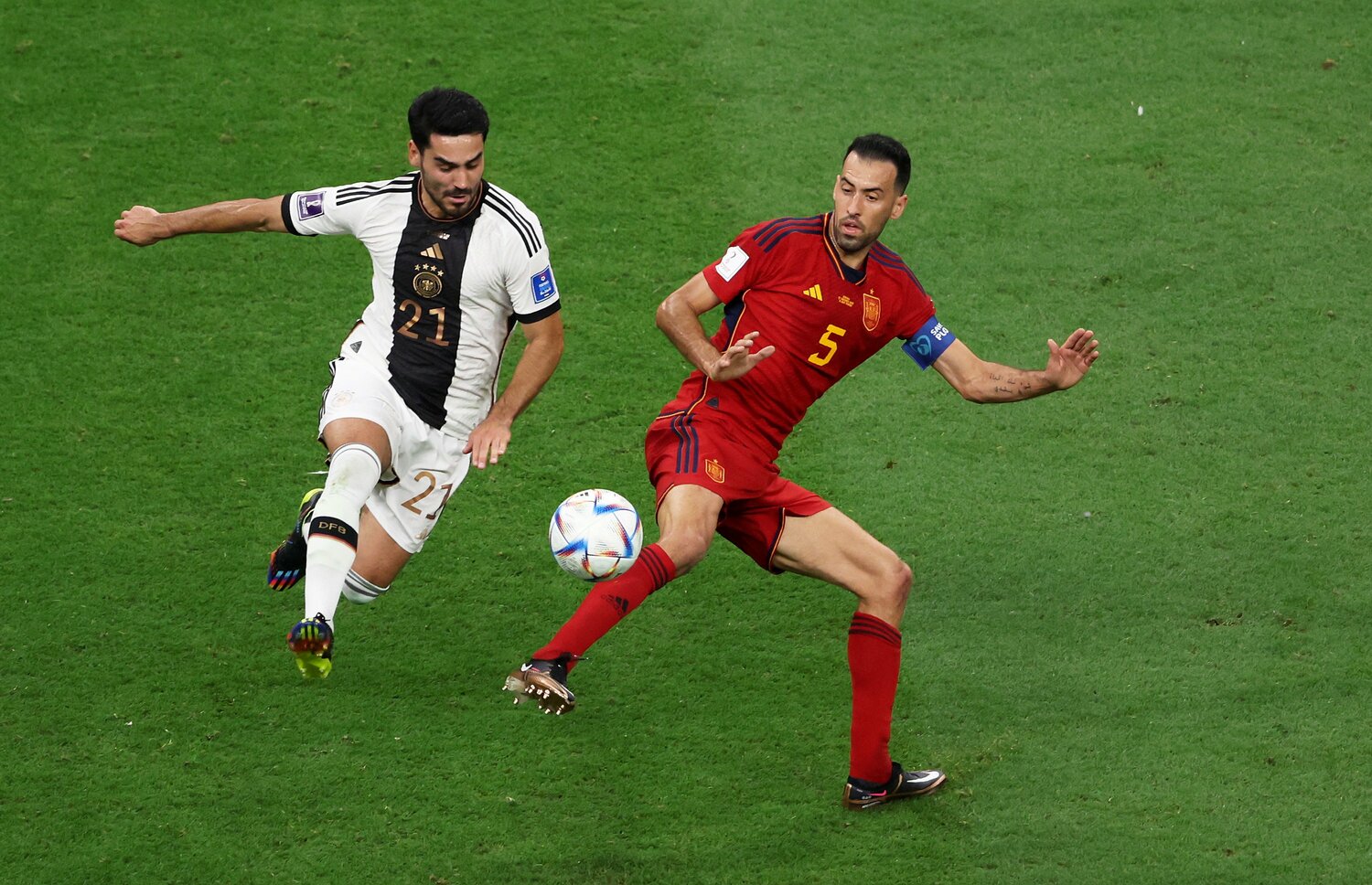 11月27日のスペイン対ドイツ。ブスケッツをマークするギュンドアン　©Getty Images