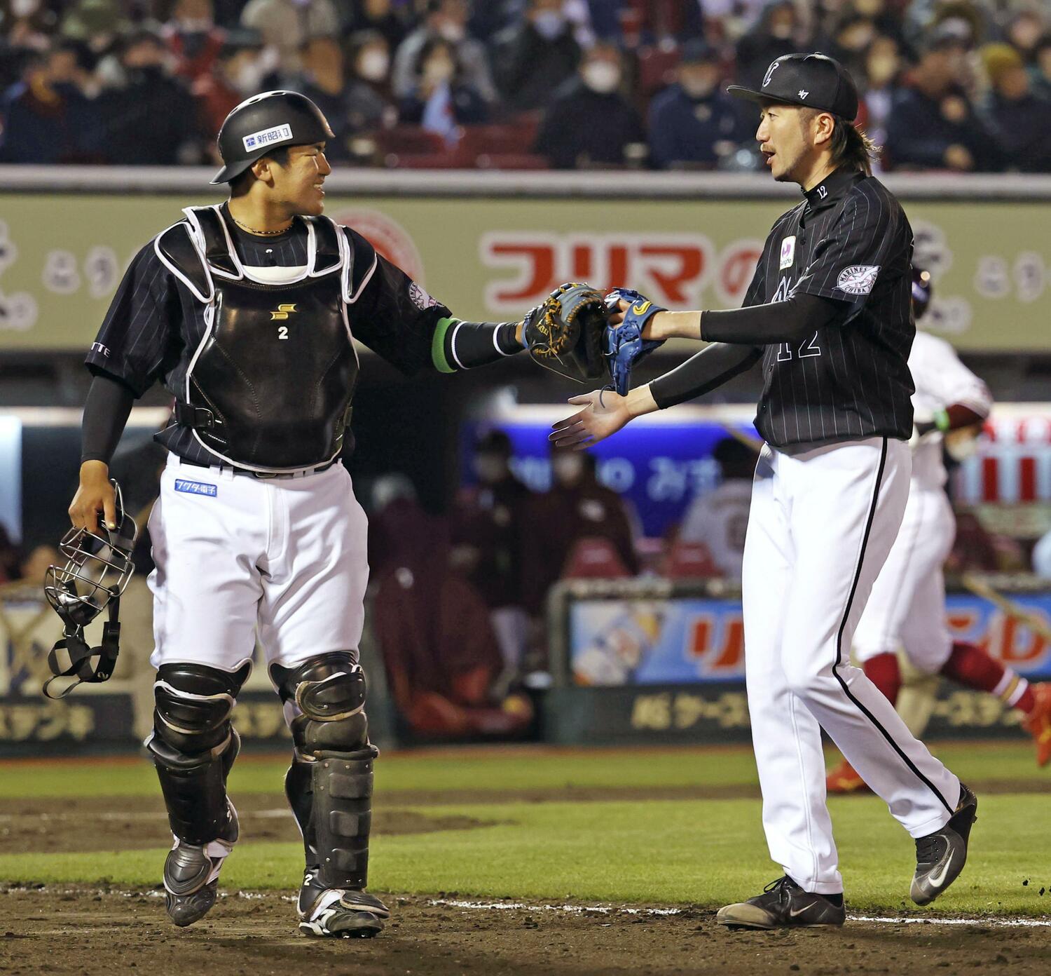 開幕投手を務めた石川歩(右)をリードで牽引した松川虎生 ©︎KYODO