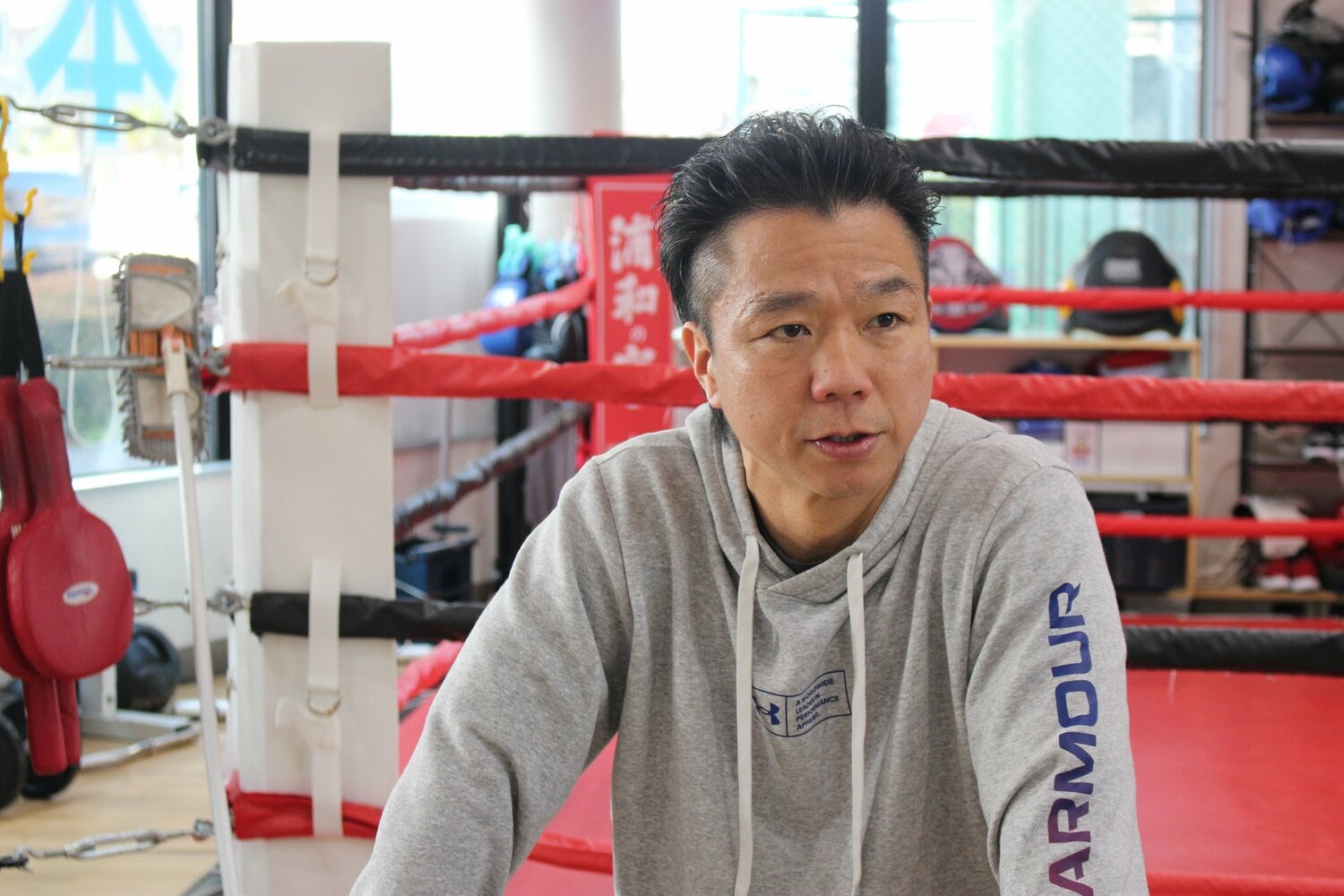 さいたま市の本望ボクシングジムで取材に応じる本望信人会長　©Number Web