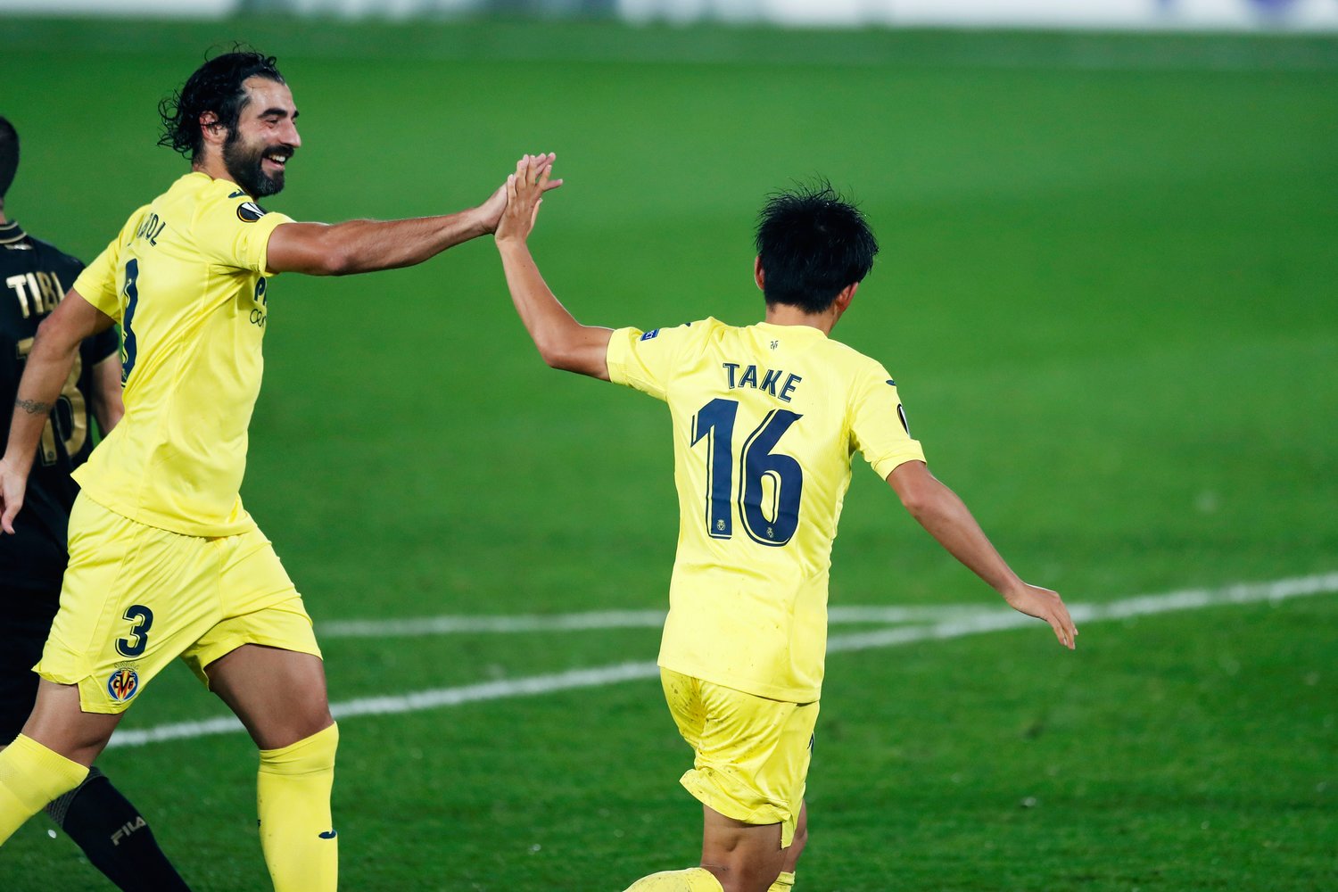 ナイスアシストにチームメートも笑顔でハイタッチ©Daisuke Nakashima