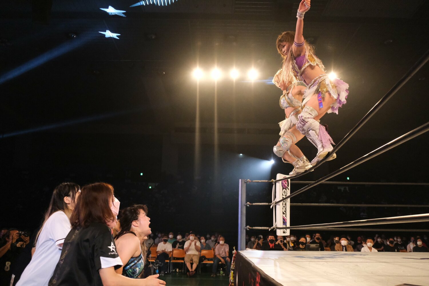 手を握り合ってロープに上ると…