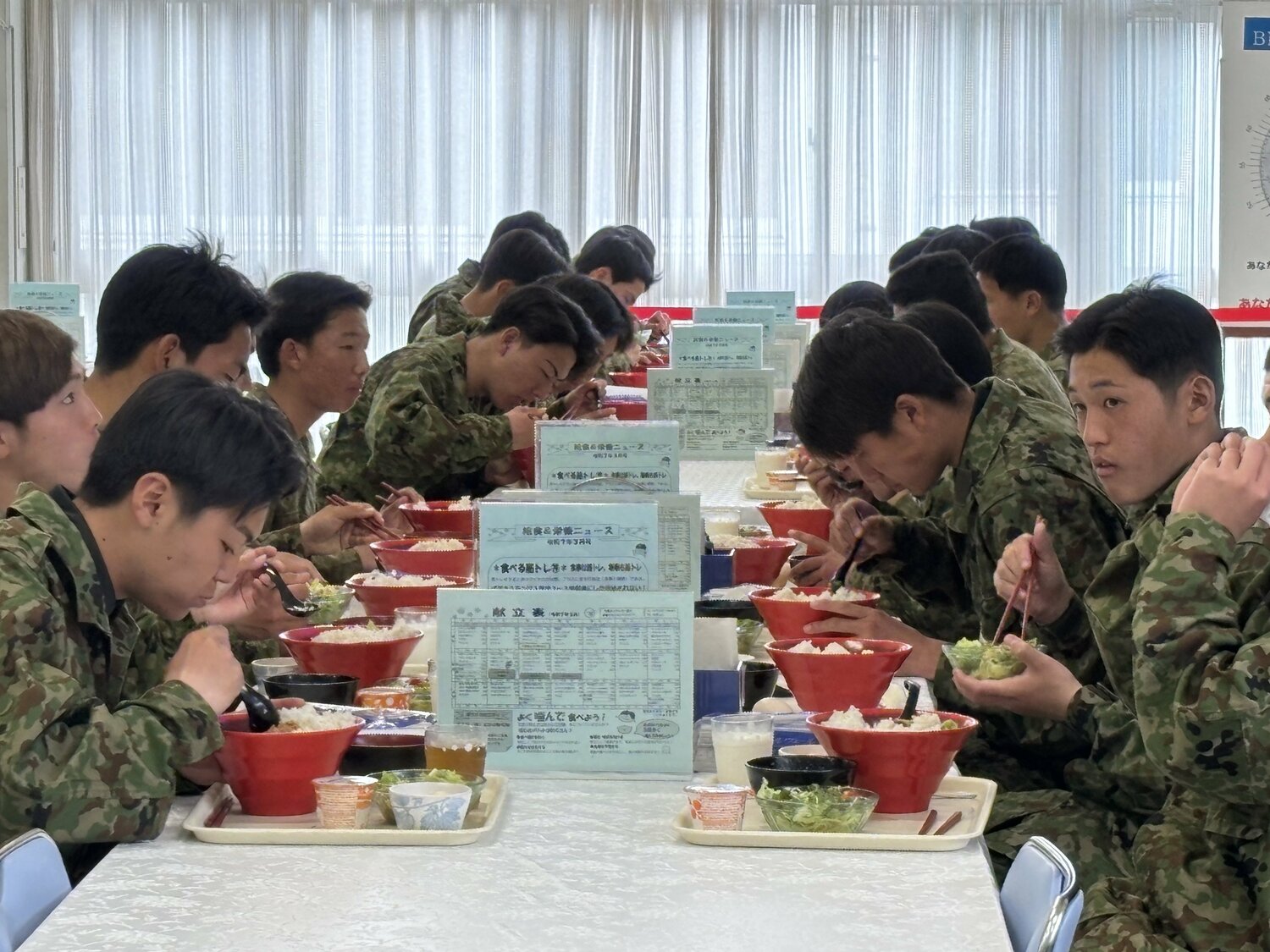 食堂で昼食をとる部員たち。訓練以外も自衛隊員の日常を体験した　©︎Takahito Ando