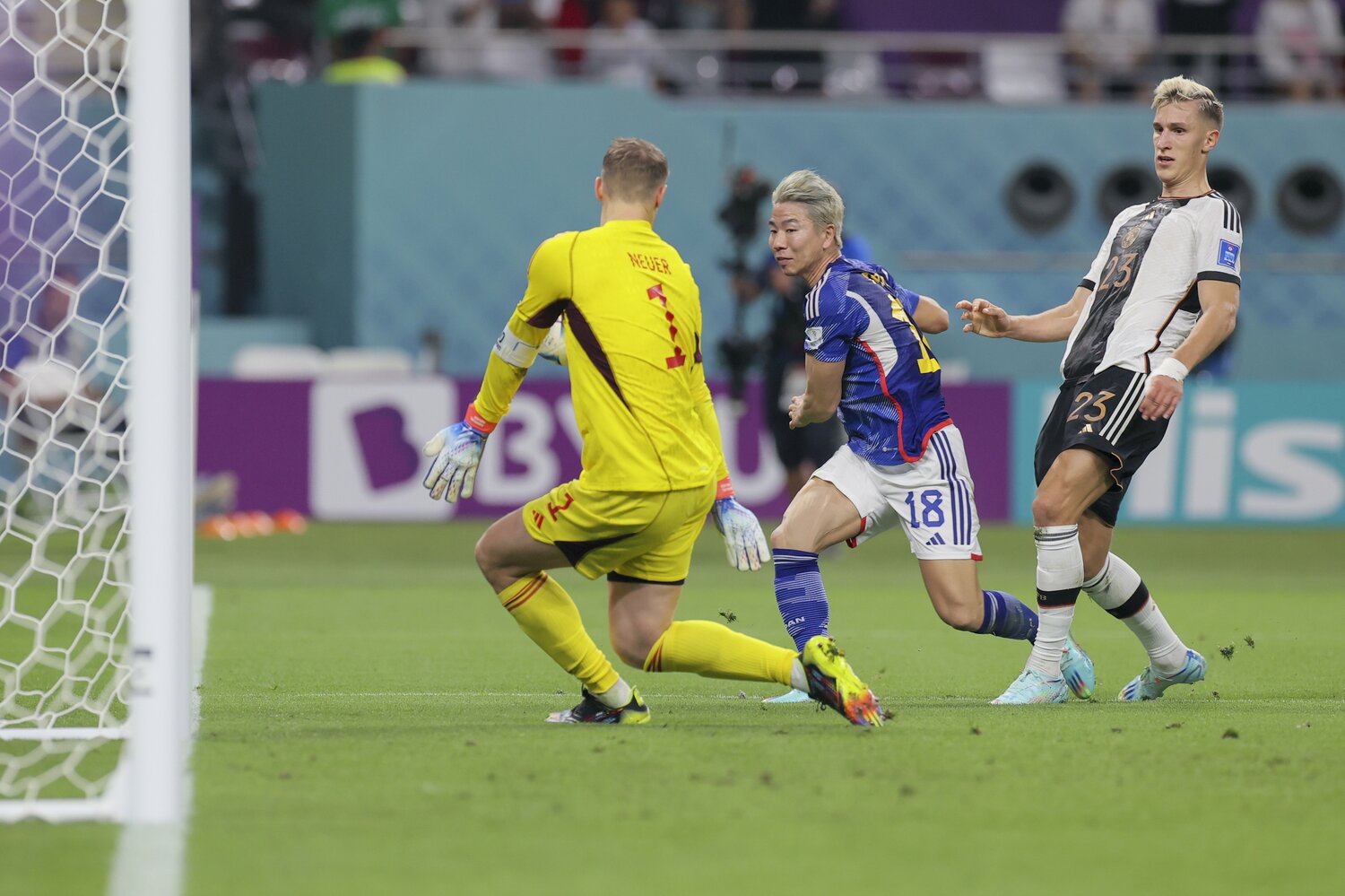 浅野の「ニア上ぶち抜き弾」（クリックすると連続写真でゴールシーンを振り返ることができます）　©Kaoru Watanabe/JMPA