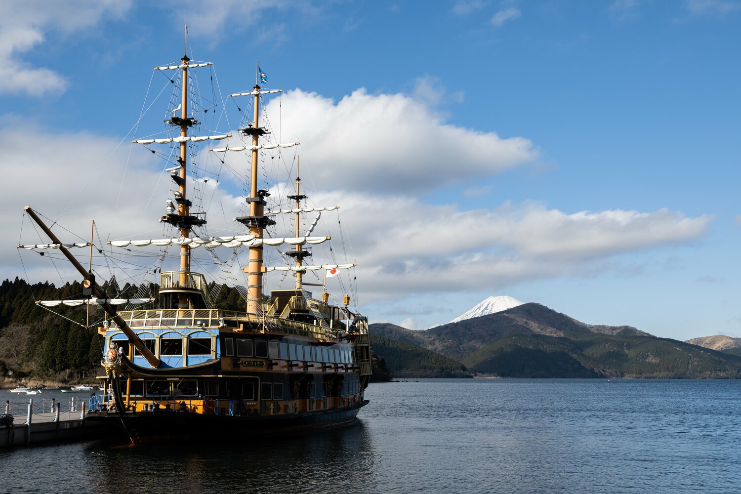 往路のゴール付近、芦ノ湖の風景　©Nanae Suzuiki