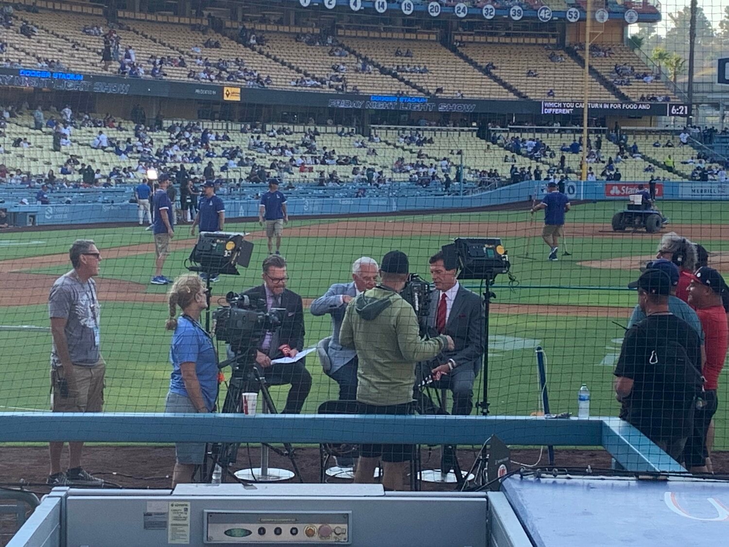 エンゼルスの実況メンバー。真ん中がロッテの監督をしていたバレンタイン氏（写真=筆者提供）