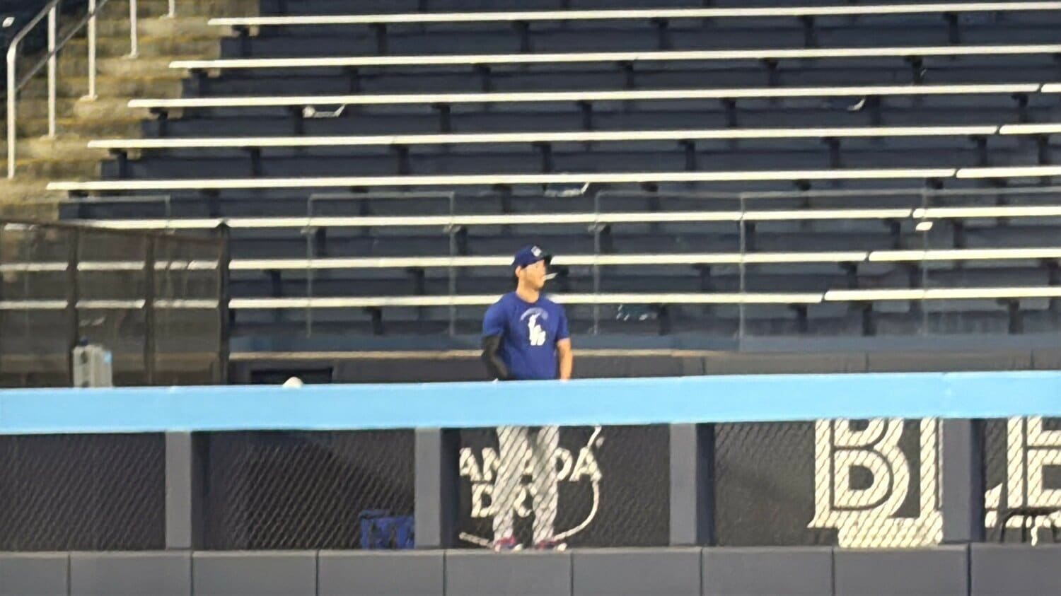 ボールペンをくわえながらブルペンでシャドーピッチングをする大谷　©Naoyuki Yanagihara