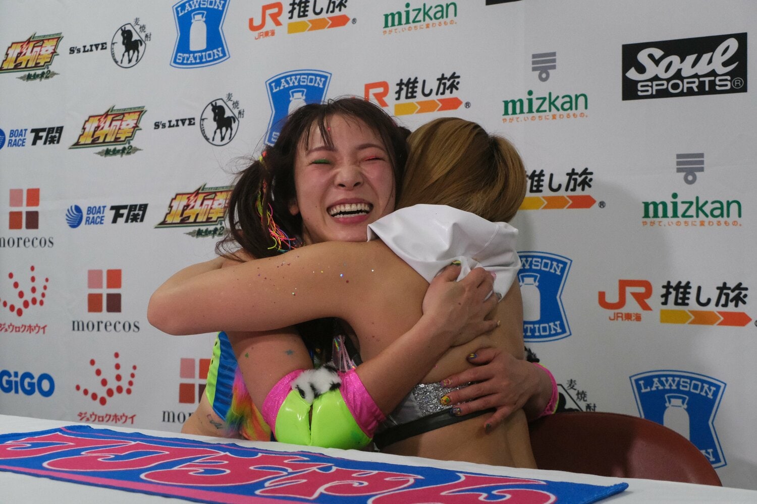 試合後に師匠・葉月と笑顔でハグ　©Norihiro Hashimoto