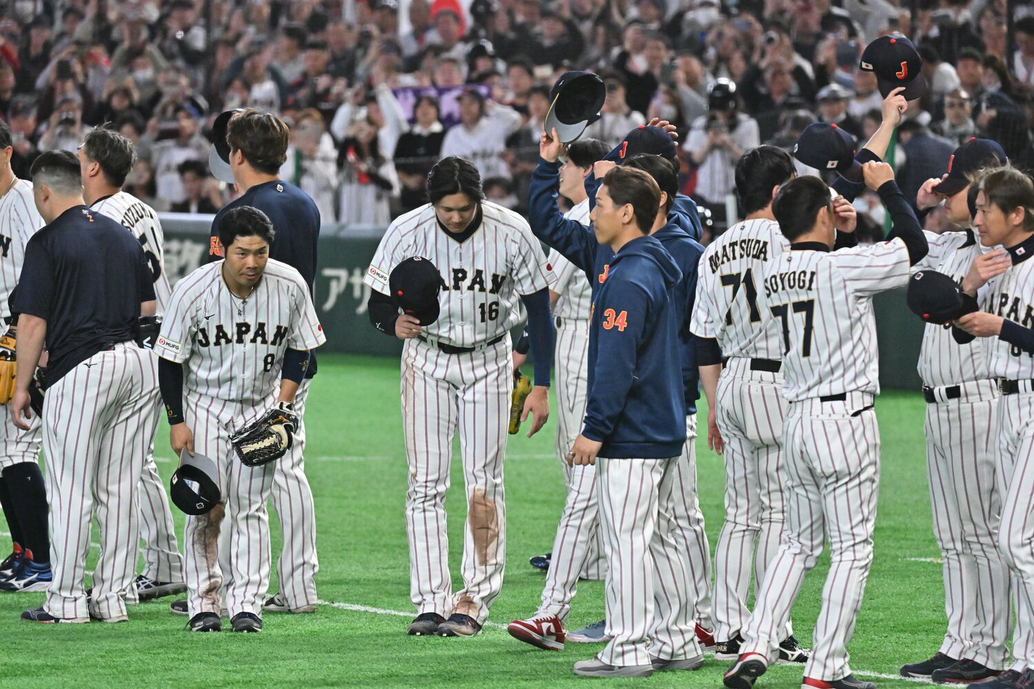試合後、韓国の選手たちに頭を下げる大谷翔平ら　©︎Hideki Sugiyama