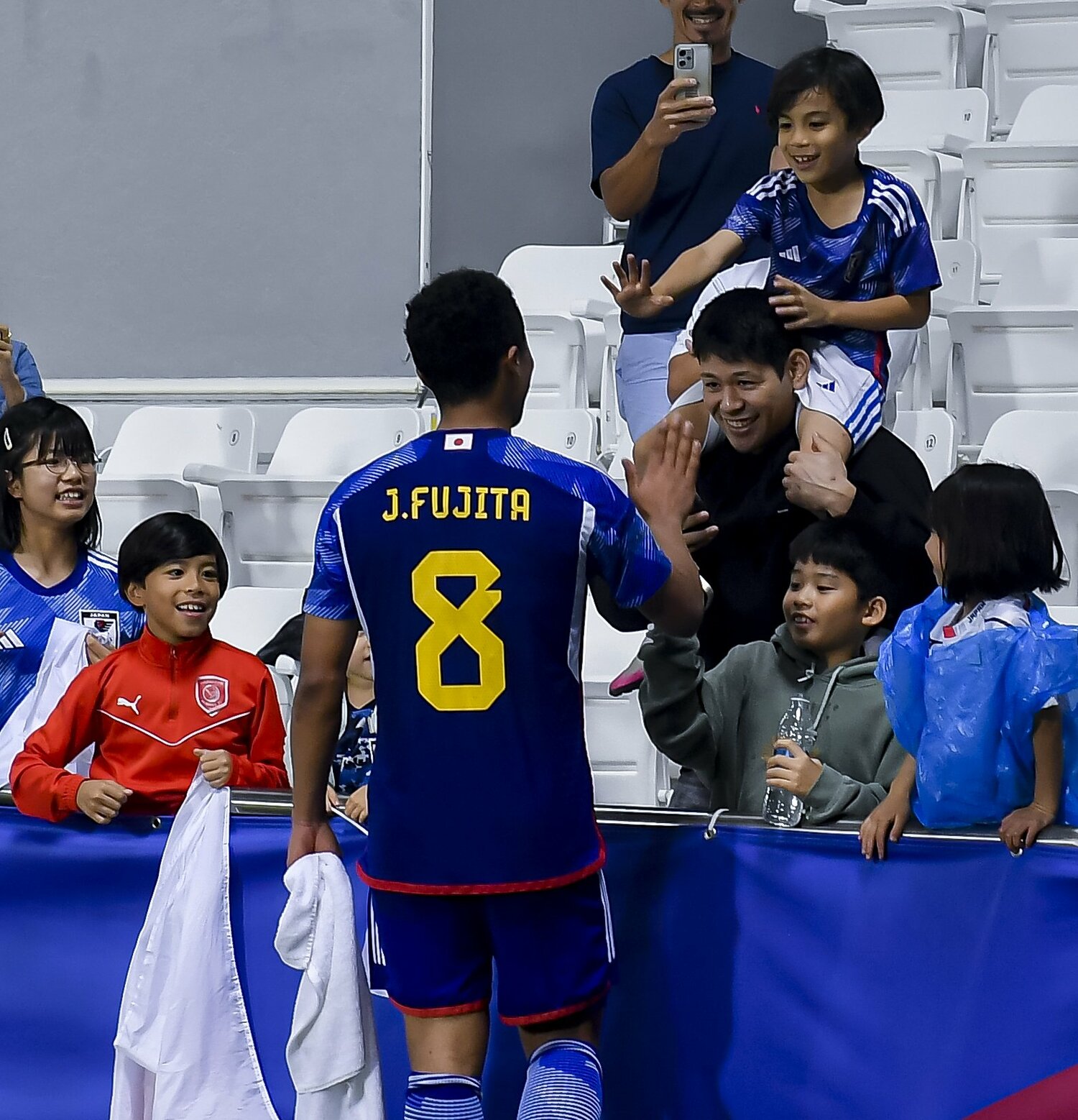 試合後、現地の子供ファンと触れ合う藤田　©Getty Images