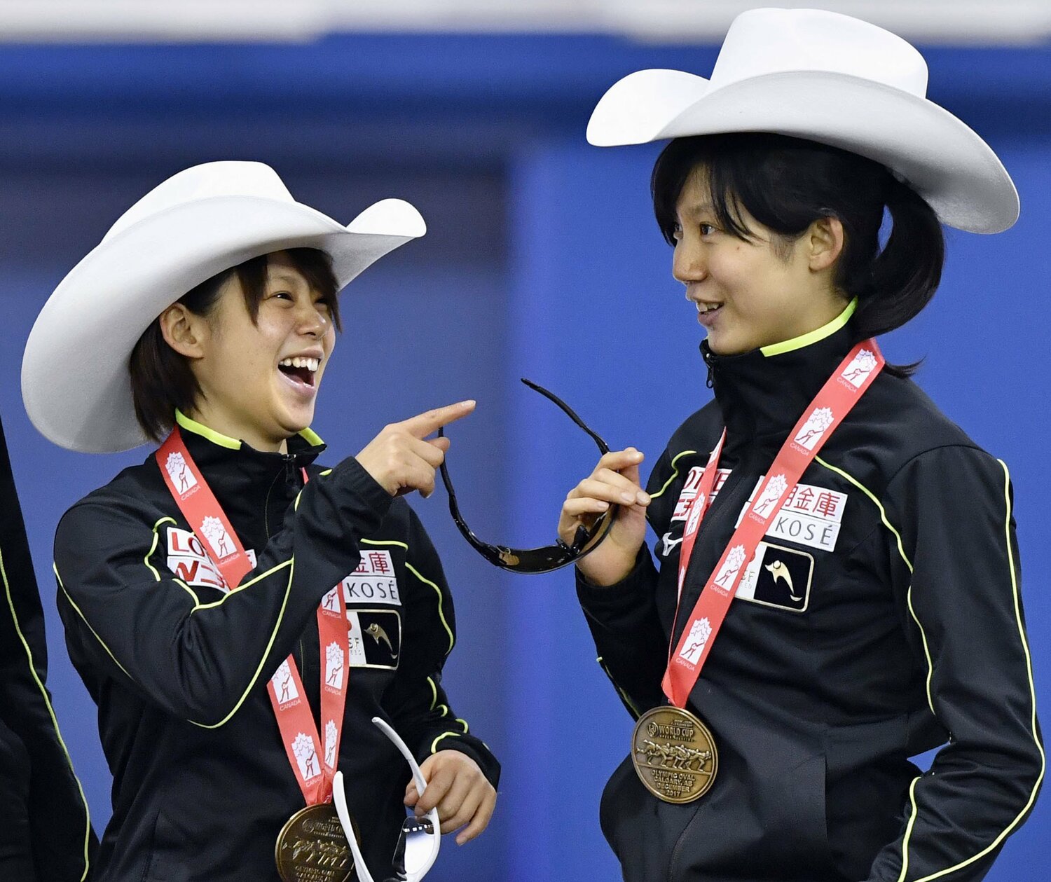 2017年のＷ杯カルガリー大会。カウボーイハットをかぶって喜ぶ高木姉妹 ©KYODO