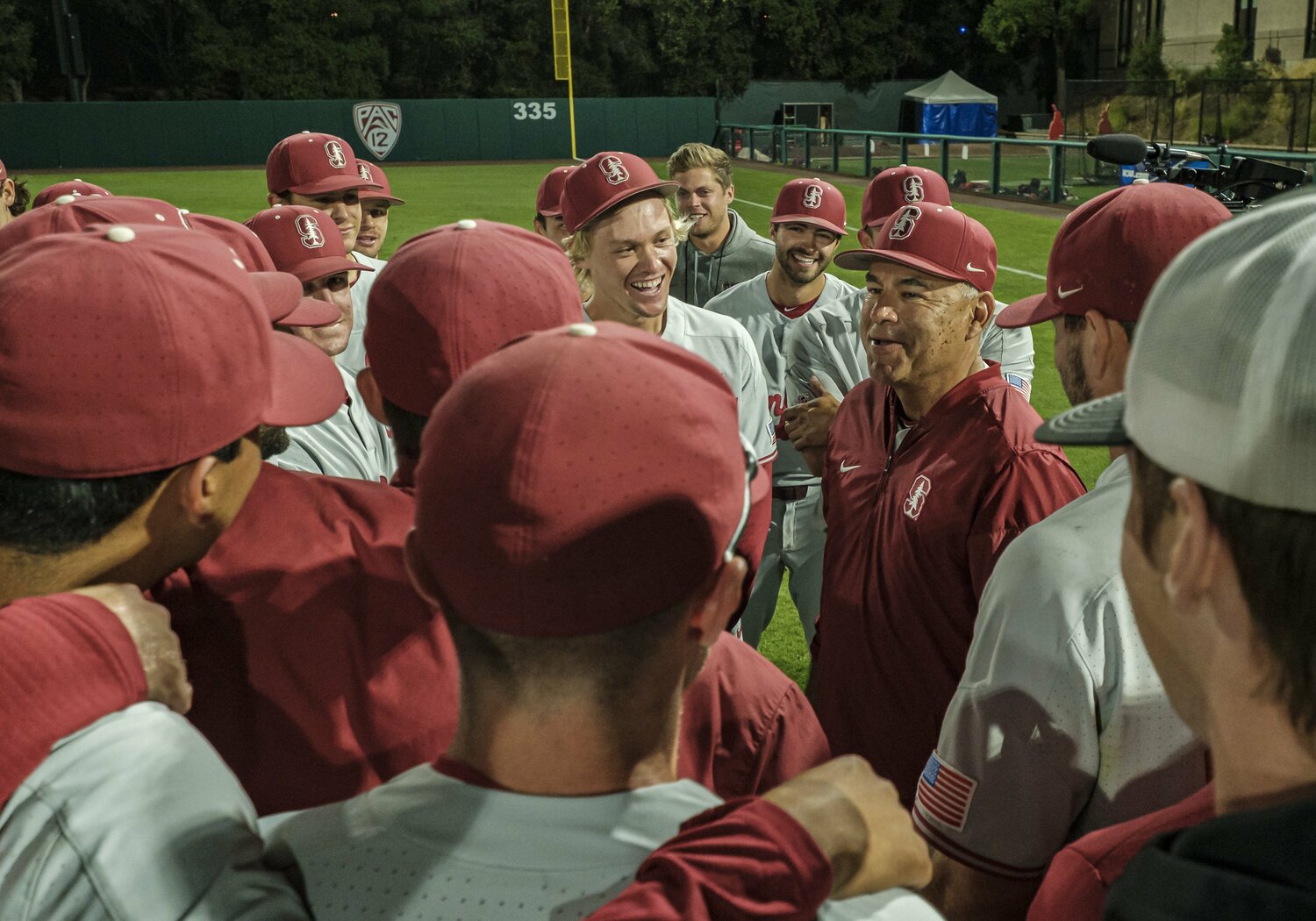スタンフォード大選手たちに指示を出すデービッド・エスカー監督 ©Getty Images