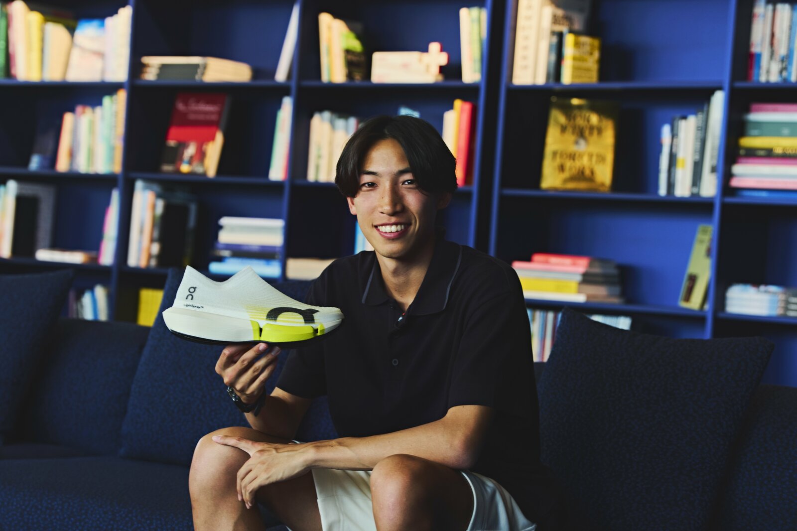 Onの本社、フェデラーも使ったという会議室で「Cloudboom Strike 2 LightSpray™」を持つ三浦