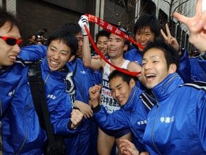“寄せ集めチームの奇跡”2004年の日本学連選抜は箱根駅伝に何を残したのか?「地方や国公立大の選手にも光を」今も続く絆「これ、当時の襷なんです」