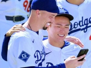 ドジャースのブレイク・スネル（32歳）と山本由伸（27歳）。2人の仲の良さがアメリカメディアでも話題になっている