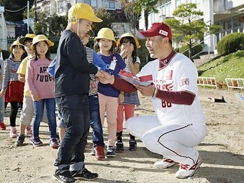 楽天の新監督は日本野球の革命家。「常識を度外視したシフトを考えた」＜Number Web＞ photograph by Kyodo News