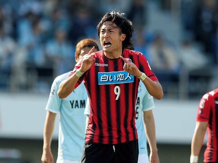 高くて、強くて、折れない。31歳で迎えた都倉賢の旬。～札幌で値千金のゴールを決め続けるヘラクレスのようなFW～＜Number Web＞ photograph by J.LEAGUE PHOTOS