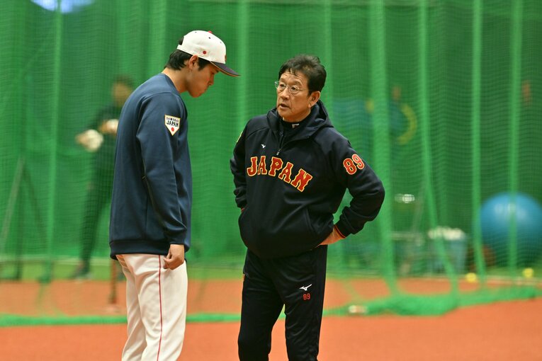 栗山監督と会話する大谷　©Naoya Sanuki