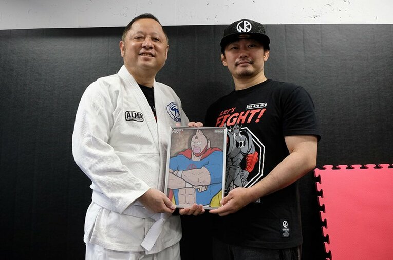 『キン肉マン』作者である嶋田隆司氏（左）とジム代表の宮川博孝氏。選手や自身の体験を作品にも生かしているという ／ photograph by Norihiro Hashimoto