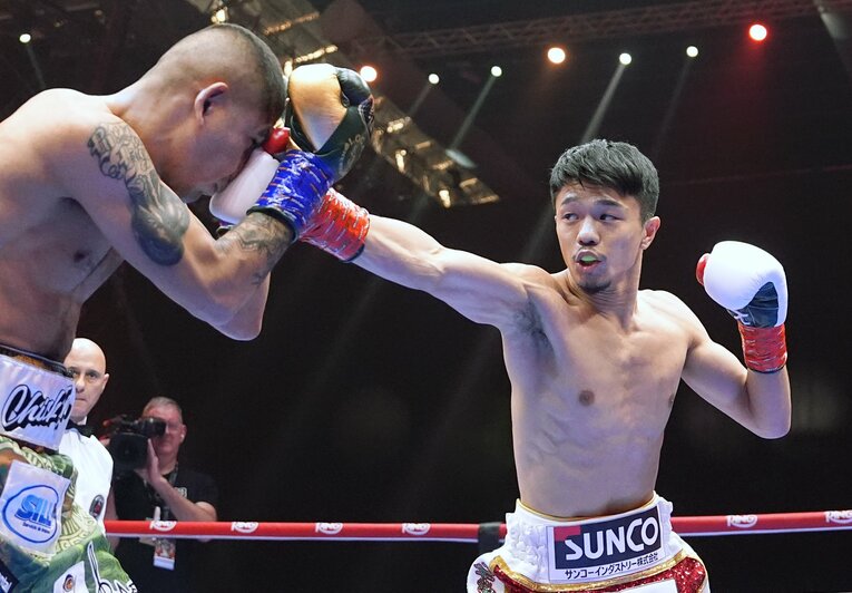 遠い距離からジャブを当てる中谷潤人　©Naoki Fukuda