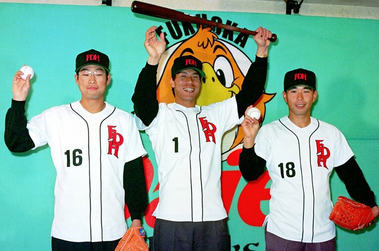 1993年、トレードで西武からダイエーに移籍し、入団発表に出席した（左から）内山智之、秋山幸二、渡辺智男 ／ photograph by JIJI PRESS
