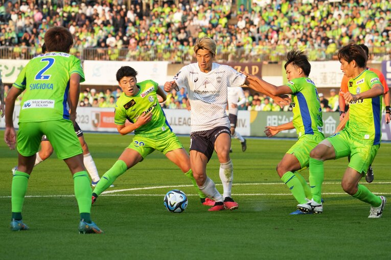第31節のヴィッセル神戸戦。J1得点王の大迫勇也を包囲する湘南のDF陣　©Etsuo Hara/Getty Images