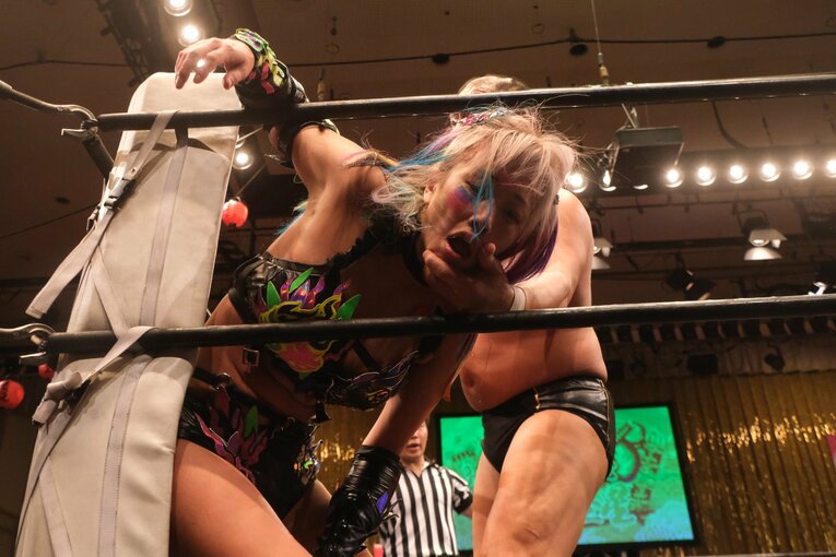 「スターダムをクビになって…」人気女子プロレスラーが初告白　ウナギ・サヤカ“超満員の自主興行”に密着して感じた「不思議な風格」(34)