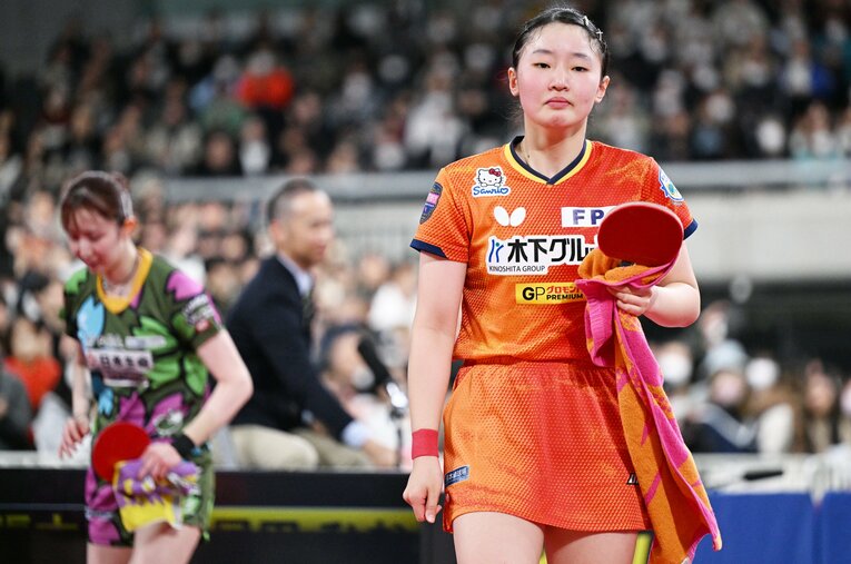 卓球全日本選手権の決勝で早田ひなに敗れた直後の張本美和 ／ photograph by AFLO