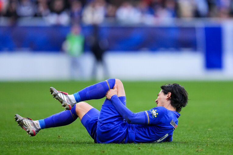 膝に重傷を負った南野　©Getty Images