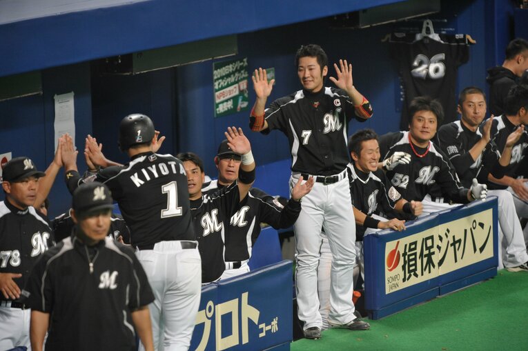 2010年の日本シリーズで　西岡（中央）とハイタッチする清田　©Naoya Sanuki