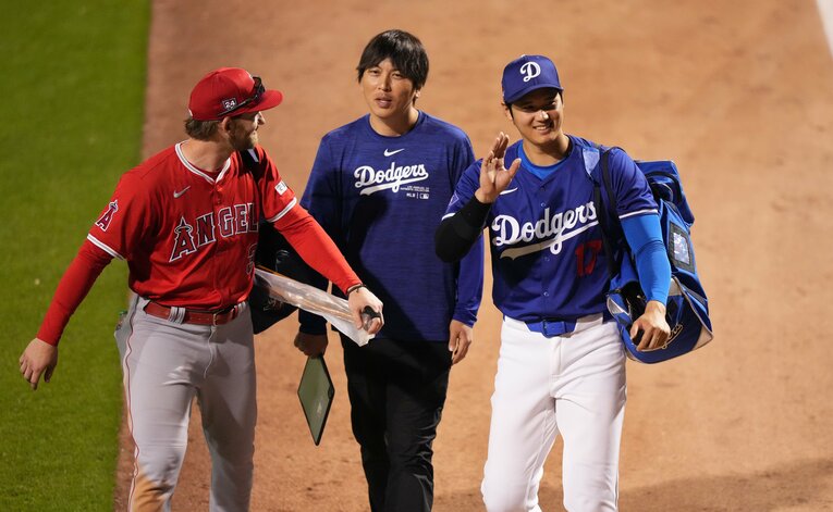 ©大谷翔平と水原通訳、エンゼルスのウォード　©日刊スポーツ／アフロ