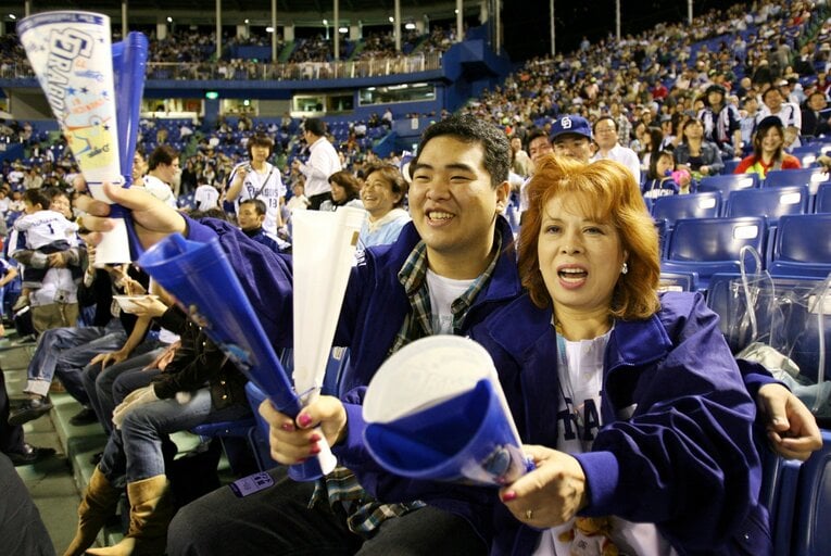 落合博満監督（当時）の夫人・信子さん（右）と息子の福嗣さん（写真は2006年、神宮球場で）　©Sankei Shimbun