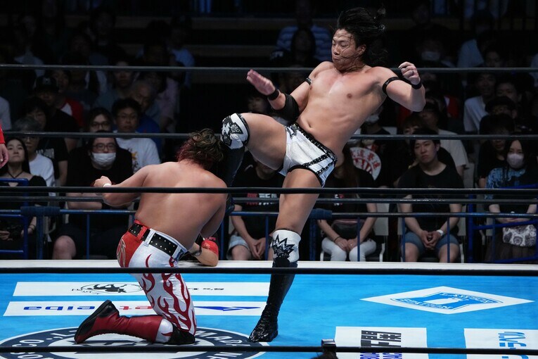 ニーストライクを放つ竹下幸之介　©Essei Hara