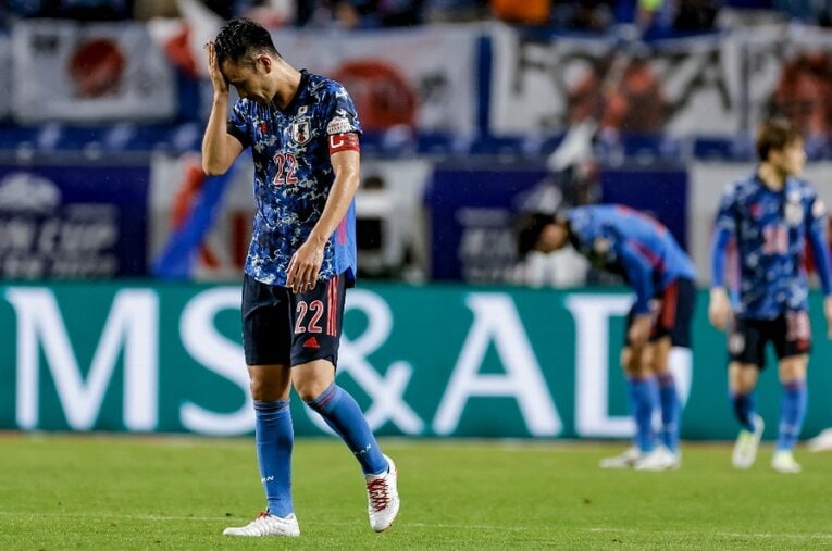 6月14日、チュニジアに0対3で敗れたサッカー日本代表。試合終了のホイッスルを聞き、キャプテンの吉田麻也はがっくりと肩を落とす ／ photograph by Kiichi Matsumoto/JMPA