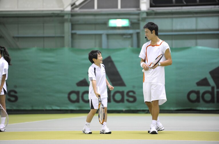 子供テニス教室で楽しそうな錦織　©Toshiya Kondo