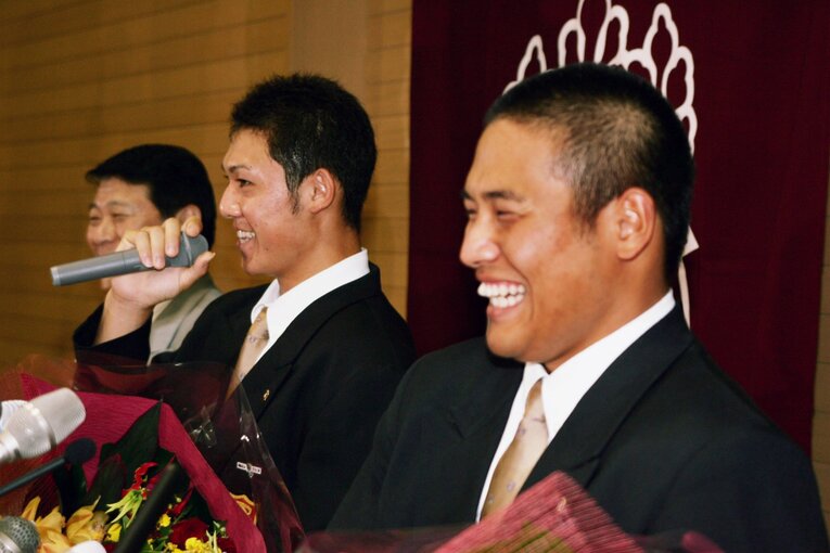 2005年ドラフト会議で中日入団が決まった平田。左は巨人入団の辻内崇伸　©JIJI PRESS