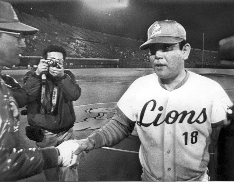 1984年4月2日、西武で初セーブを挙げ、広岡監督と握手　©Sankei Shimbun