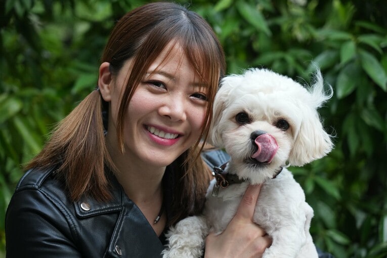 愛犬のボブと岩谷麻優。岩谷家には先輩のポチもいる　©Essei Hara