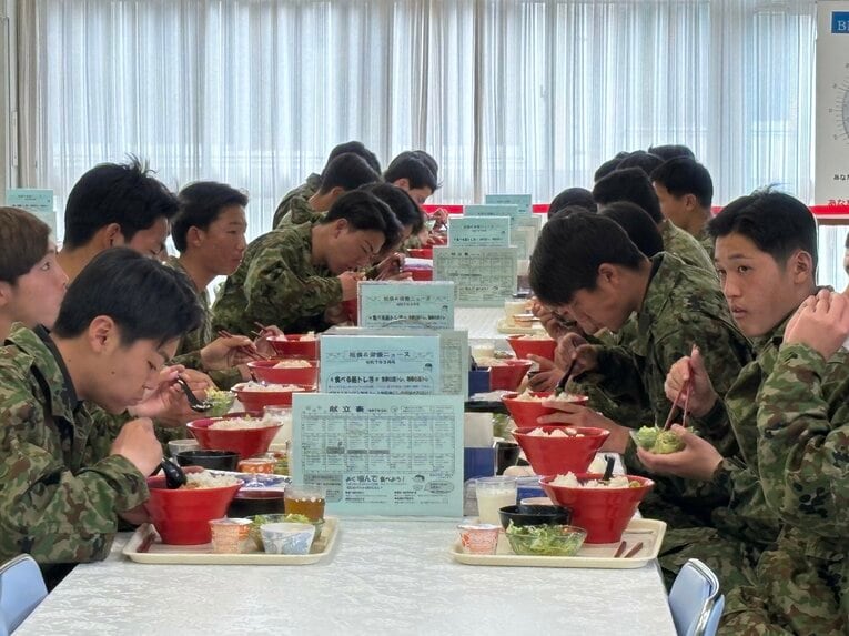 食堂で昼食をとる部員たち。訓練以外も自衛隊員の日常を体験した　©︎Takahito Ando