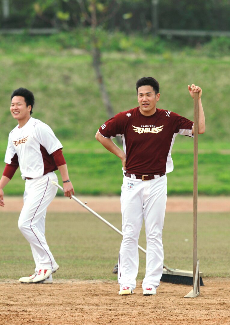 写真は2013年の春季キャンプ。練習後に田中将大投手（右）とグラウンドを整備　©JIJI PRESS