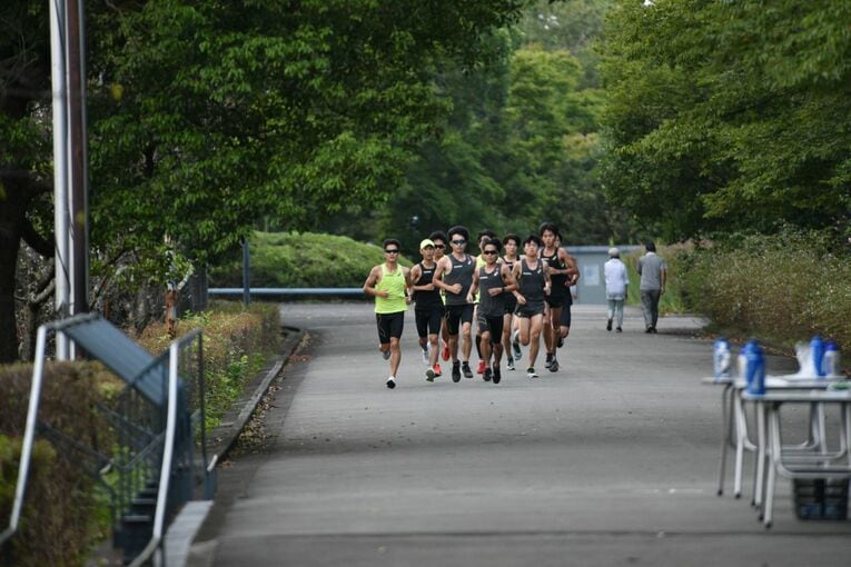 所沢キャンパス内で練習する早稲田大学競走部 ／ photograph by Satoshi Wada