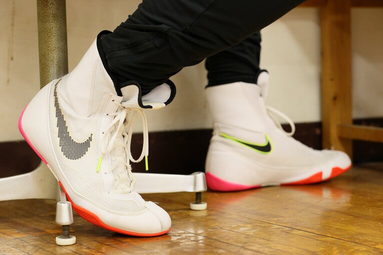 スパイクからボクシングシューズに履き替えた足下。「ボクシング的には足が遅い」と言われる真意は？　©Shigeki Yamamoto