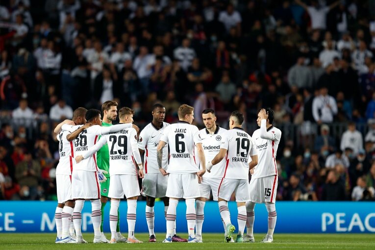 「初めて日本人がバルサのカンプノウで勝利」歴史的瞬間を撮った… 鎌田大地のアシストと献身に感動した理由〈長谷部誠も出場〉(40)