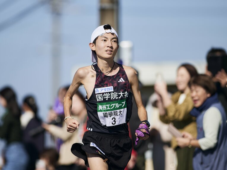 第56回全日本大学駅伝、当日変更で7区を走った國學院大・平林清澄（4年）は青学大・太田蒼生と激しくトップを争うも2位で襷を渡す　©Yuki Suenaga