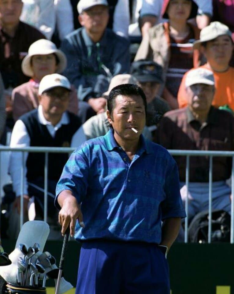 ティーグラウンド上で、くわえタバコの尾崎将司（2000年日本オープン）©︎JIJI PRESS